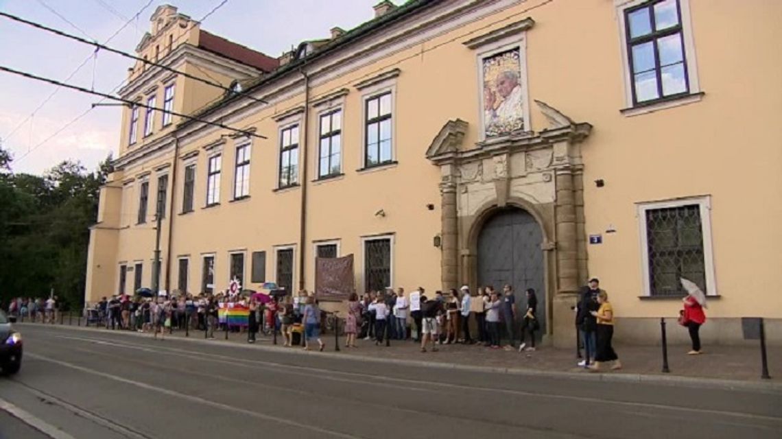 Protest przed krakowską kurią. "To, co zrobił pan Jędraszewski, jest karygodne. Kościół sieje nienawiść"