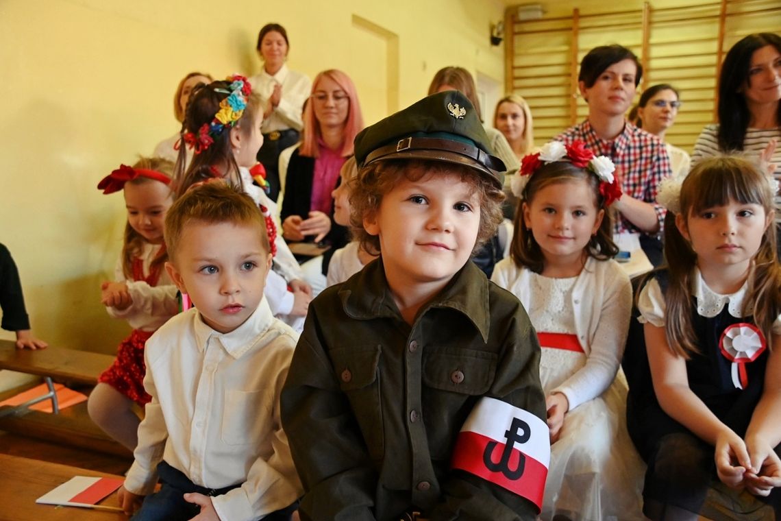 Przedszkolaki śpiewają dla Polski