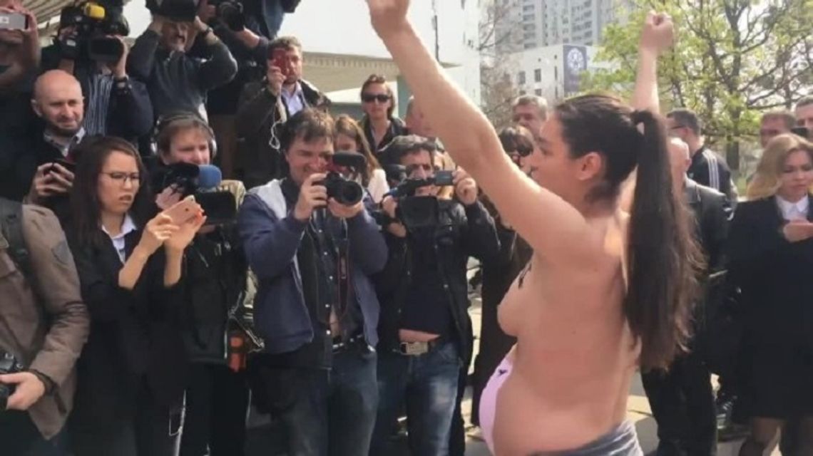 „Przestańcie gwałcić nasz kraj!” Protest FEMEN przed lokalem wyborczym, w którym głosował W. Zełenski