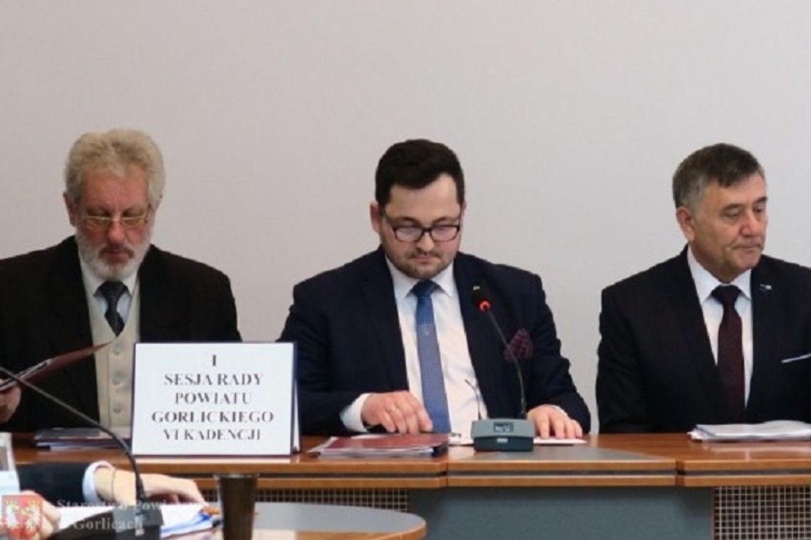 Przewodniczący rady Mirosław Waląg przerywa sesję Rady Powiatu Gorlickiego. Czy tym działaniem łamie prawo?