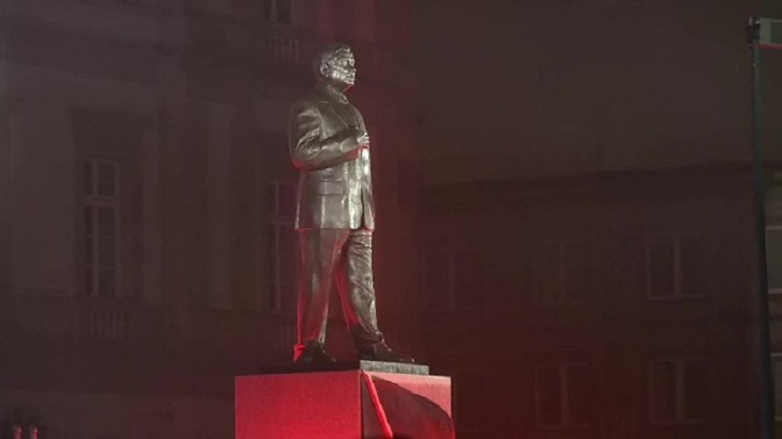 Przy Placu Piłsudskiego w Warszawie odsłonięto pomnik prezydenta Lecha Kaczyńskiego
