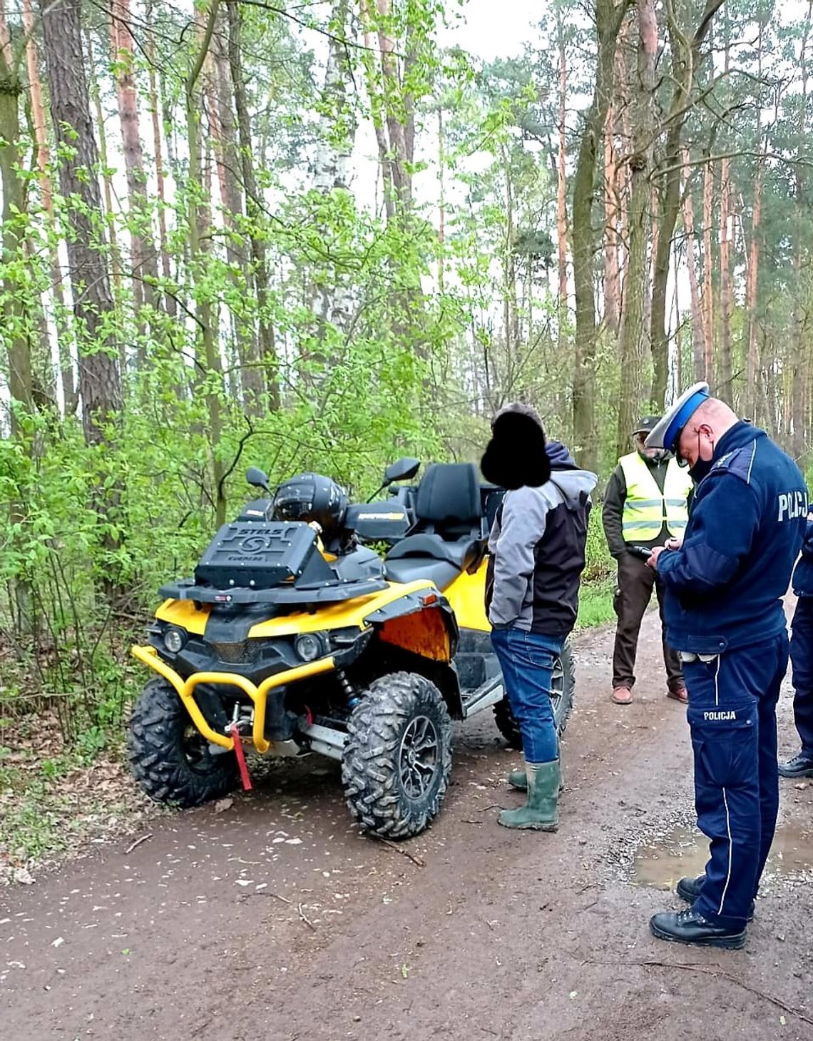 Quadem po szlakach dla pieszych. Brzescy policjanci interweniują z funkcjonariuszami straży leśnej
