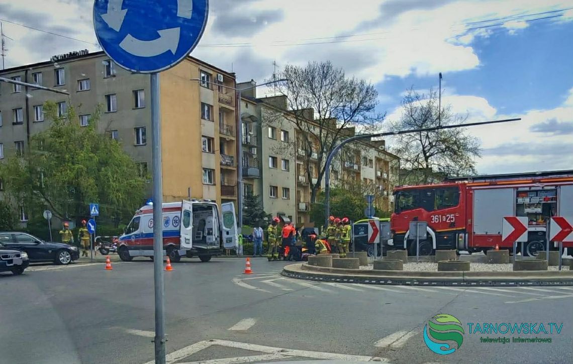Rondo w centrum Tarnowa zablokowane. 38-letni motocyklista w szpitalu
