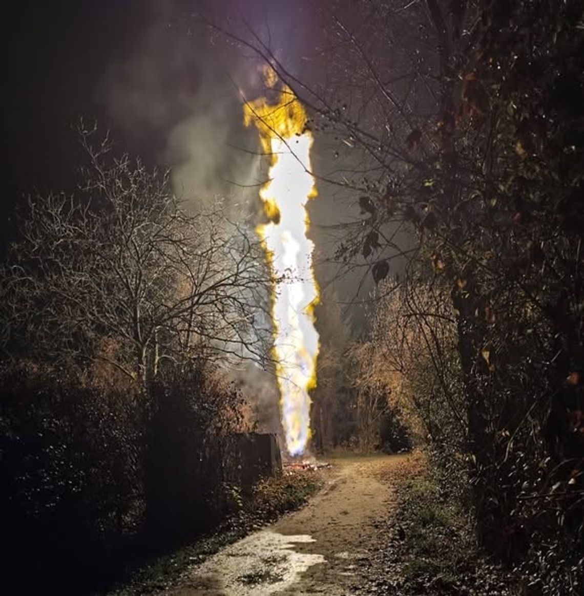 Rozszczelnienie rurociągu gazowego na Os. Podwawelskim w Krakowie Rozszczelnienie rurociągu gazowego na Os. Podwawelskim w Krakowie