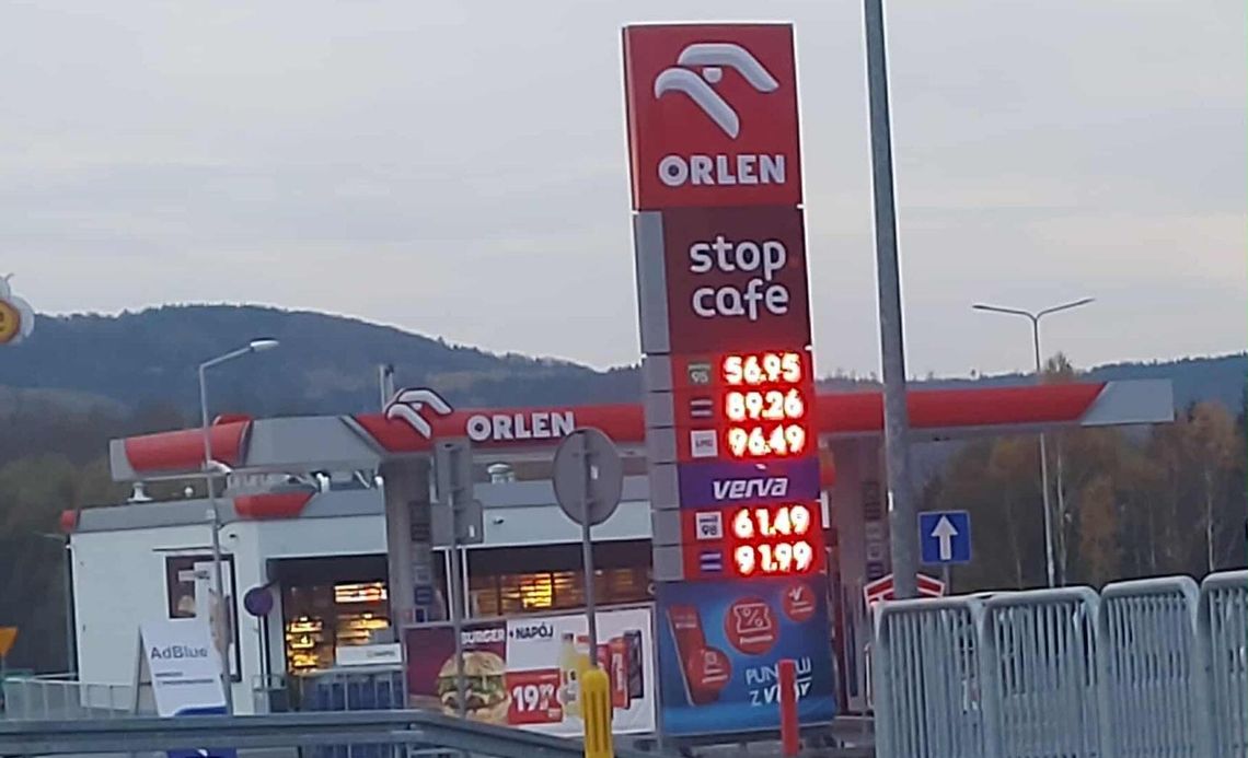 Rząd reaguje na drożejące paliwa. Premier zapowiada obniżki podatków i możliwe limity cen