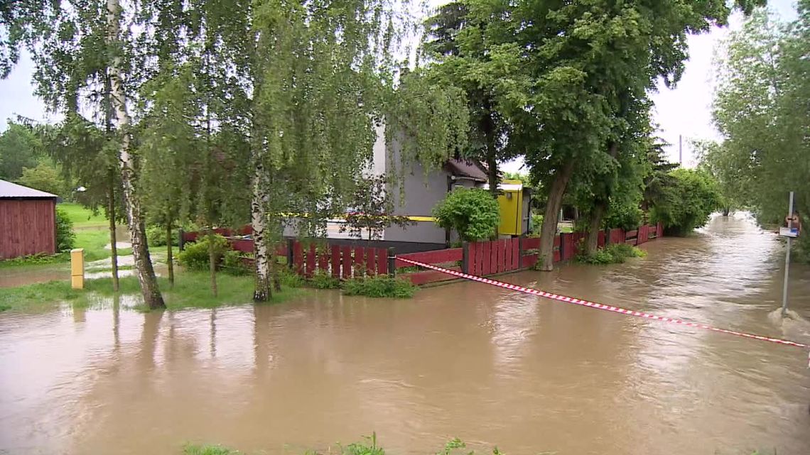"Rzeka stale przybiera". Stan przeciwpowodziowy w gminie Kłodzko na Dolnym Śląsku