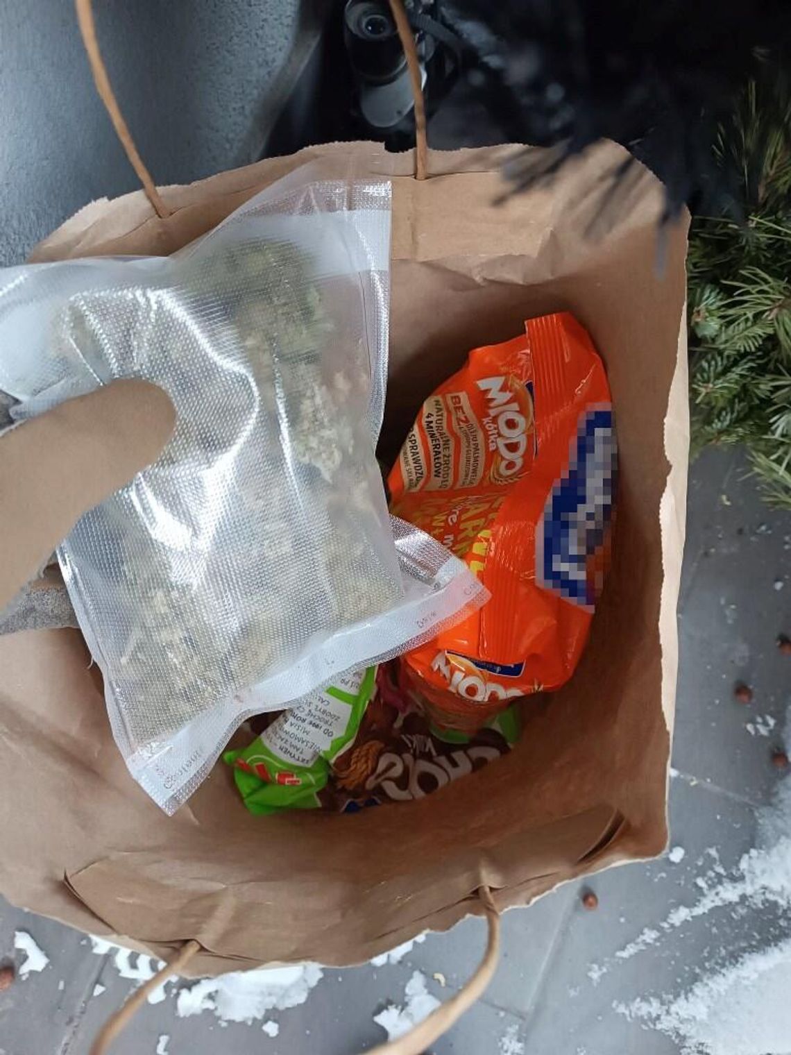 Sądeccy policjanci zatrzymali dilera. Narkotyki trzymał w płatkach śniadaniowych