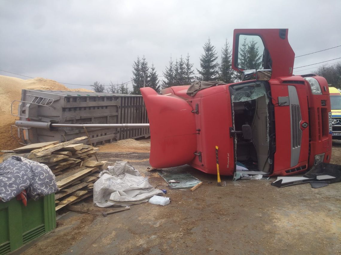 Samochód ciężarowy przewrócił się na terenie zakładu w Rzepienniku Biskupim. Poszkodowany kierowca!