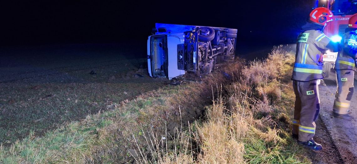Samochód ciężarowy wypadł z drogi w Gręboszowie. Kierowca w szpitalu