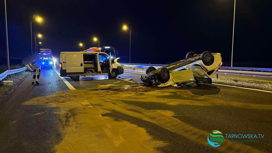 Samochód dachował na A4 pod Tarnowem po zderzeniu z łosiem