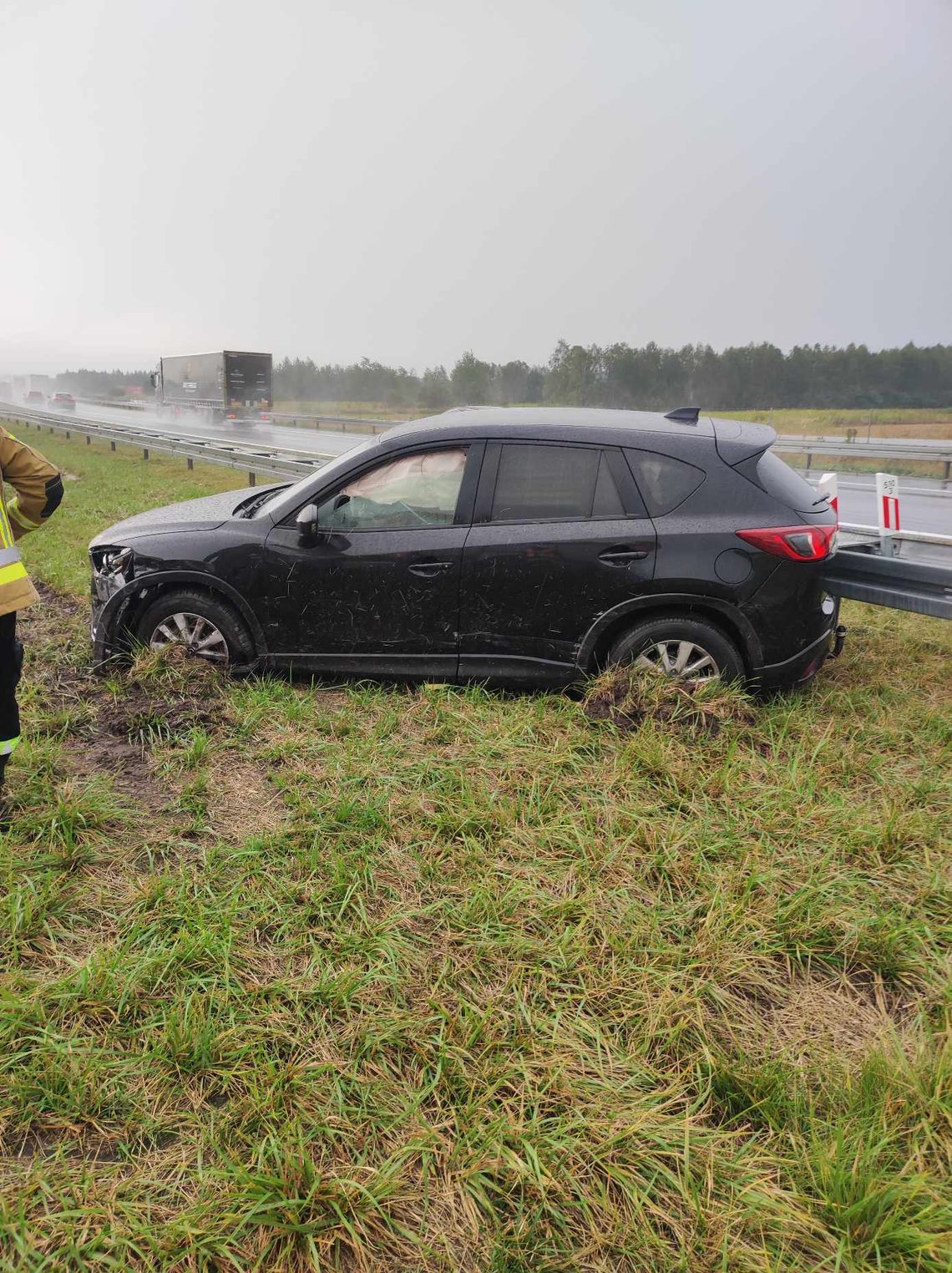 Samochód osobowy uderzył w bariery energochłonne na A4 pod Tarnowem