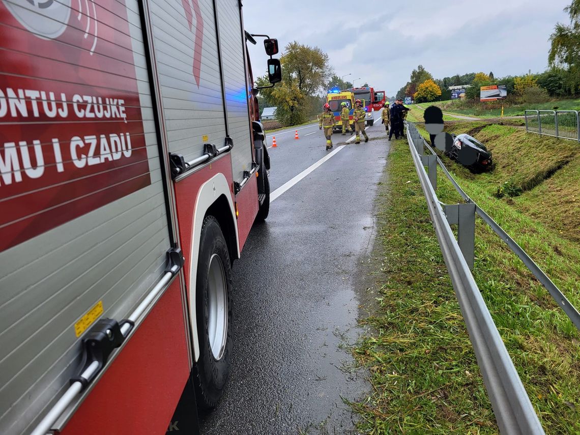 Samochód osobowy wpadł do rowu na DK 94 w Dębnie