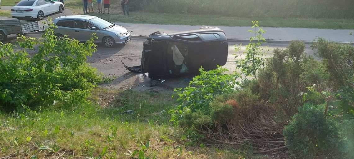 Samochód przewrócił się na łuku drogi przy ul. Wojska Polskiego w Tarnowie [ZDJĘCIA]