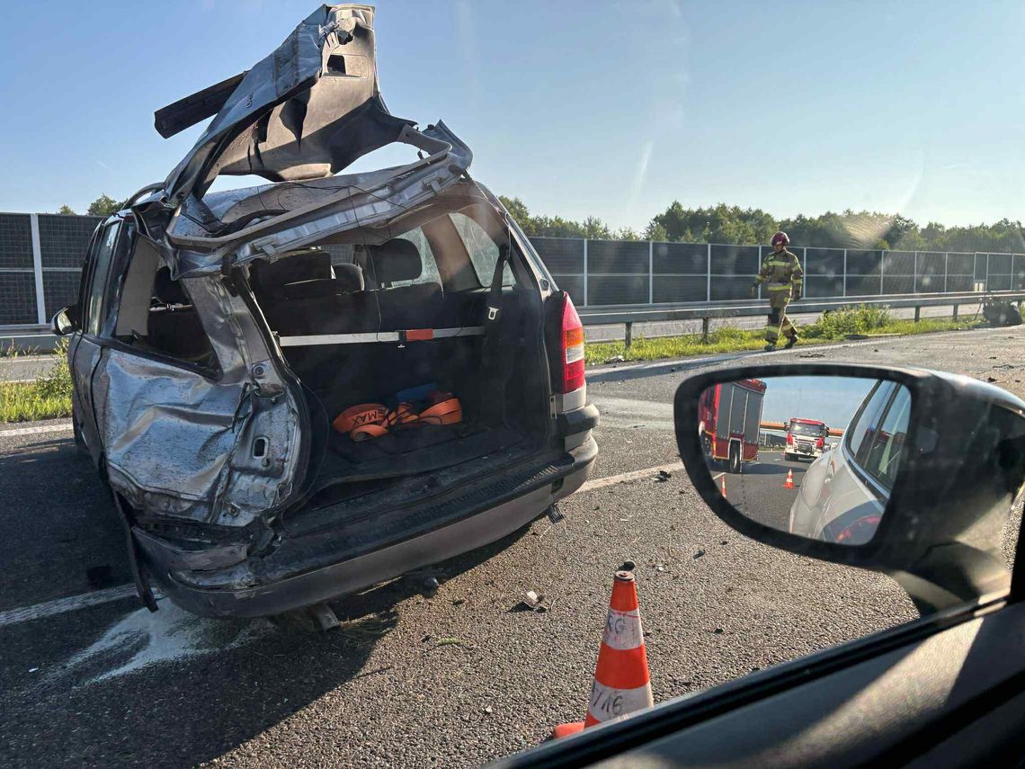 Samochód uderzył w bariery energochłonne. Ogromne utrudnienia na autostradzie A4