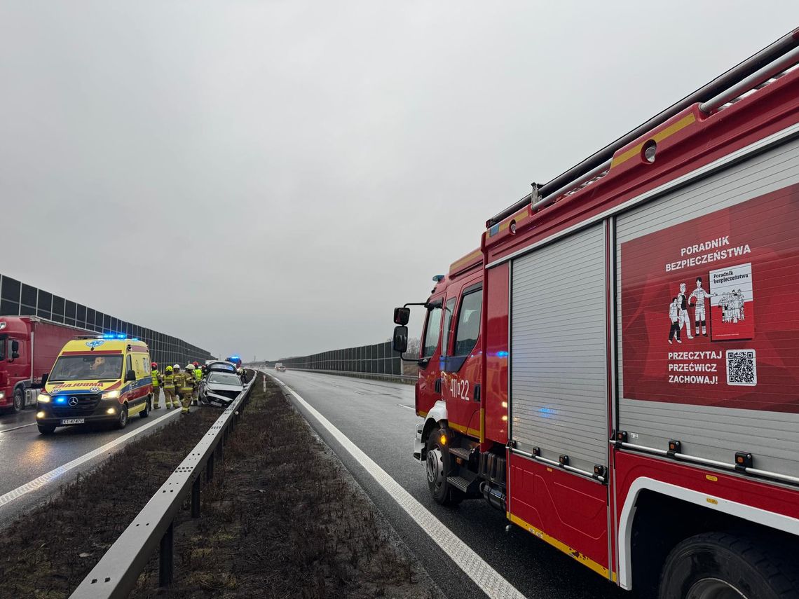 Samochód uderzył w bariery na A4 pod Brzeskiem