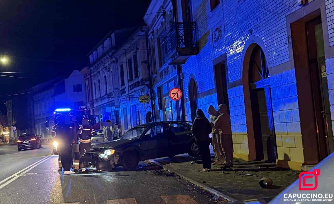 Samochód uderzył w ścianę budynku w centrum Brzeska Samochód uderzył w ścianę budynku w centrum Brzeska