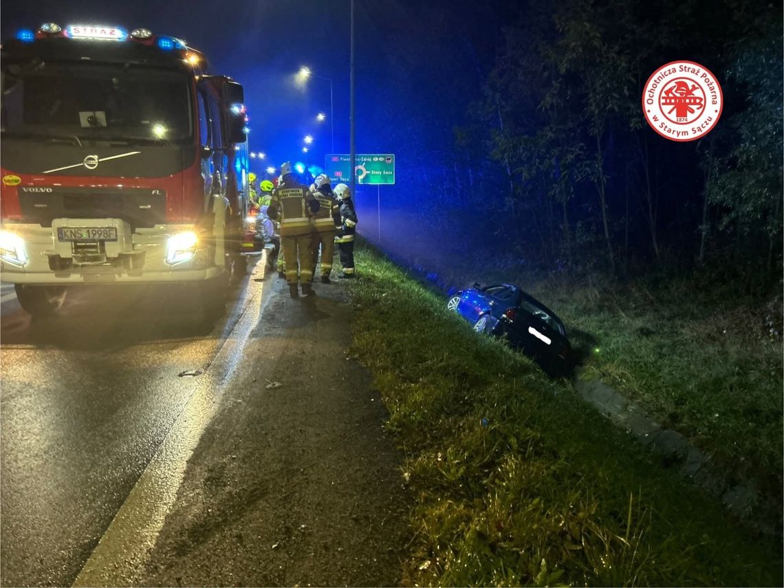 Samochód w rowie na obwodnicy Starego Sącza Samochód w rowie na obwodnicy Starego Sącza