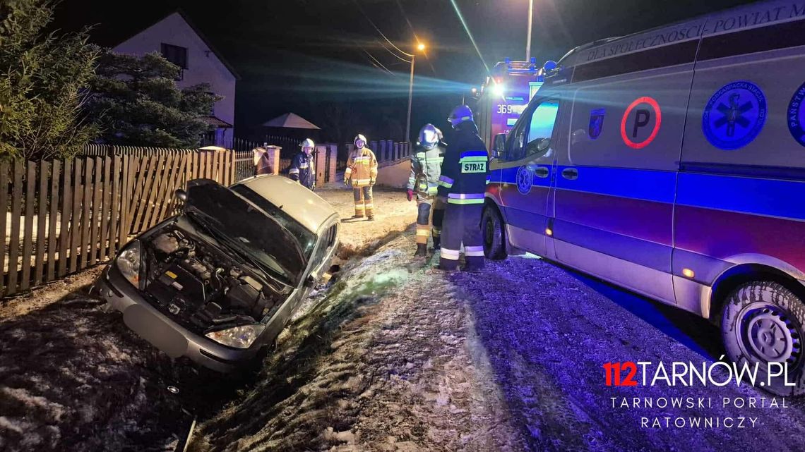 Samochód w rowie w Nowej Jastrząbce. Jedna osoba ranna Samochód w rowie w Nowej Jastrząbce. Jedna osoba ranna