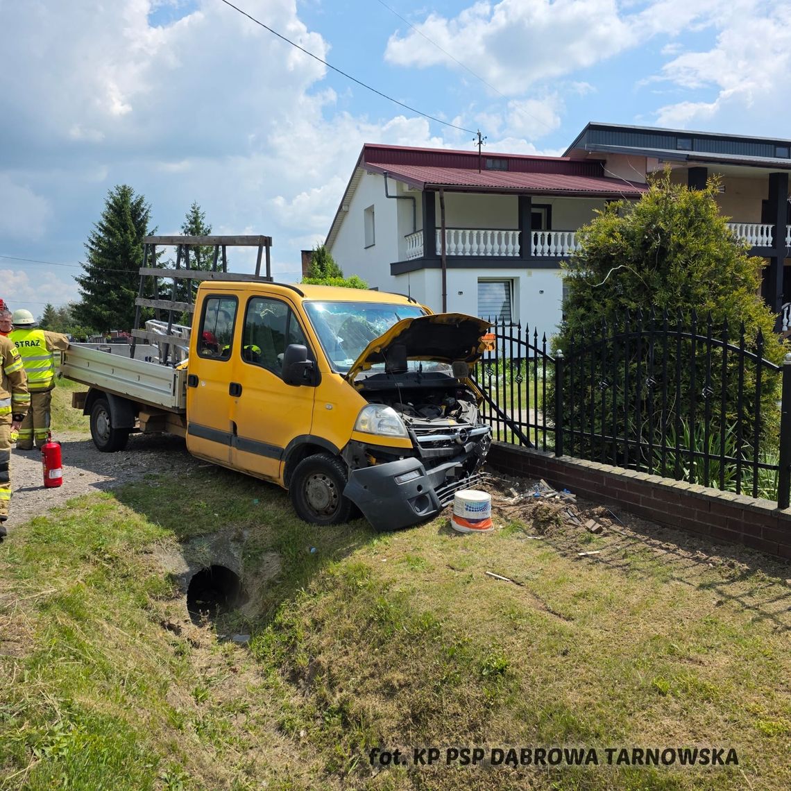 Samochód wjechał w ogrodzenie pod Szczucinem. Dwie osoby w szpitalu Samochód wjechał w ogrodzenie pod Szczucinem. Dwie osoby w szpitalu