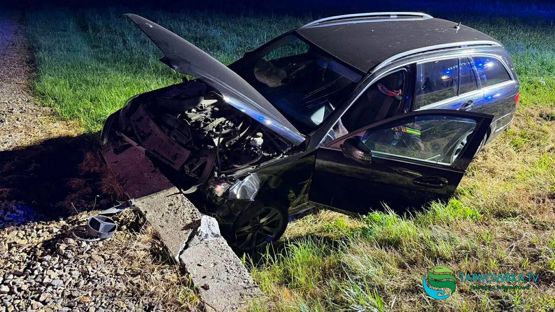 Samochód wypadł z drogi i uderzył w mostek. 57-letni kierowca trafił do szpitala Samochód wypadł z drogi i uderzył w mostek. 57-letni kierowca trafił do szpitala