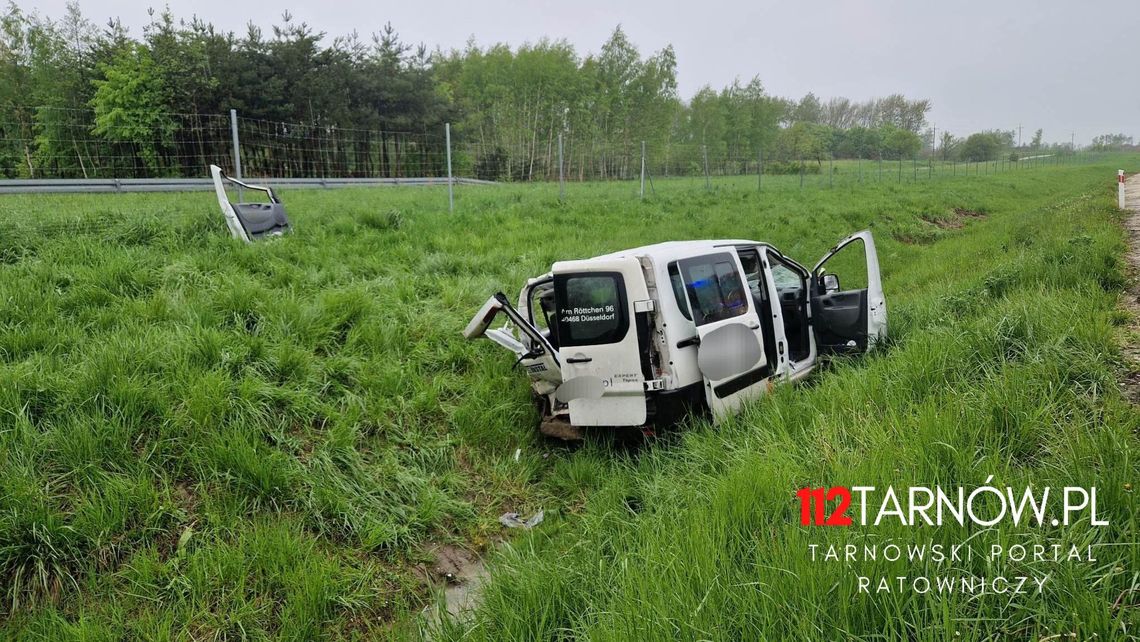 Samochód wypadł z drogi na A4 pod Tarnowem, wcześniej mocno popadało