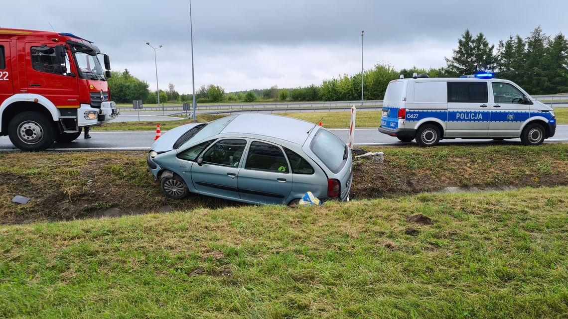 Samochód wypadł z drogi na ślimaku obwodnicy w Ładnej, drugi uderzył w wóz strażacki