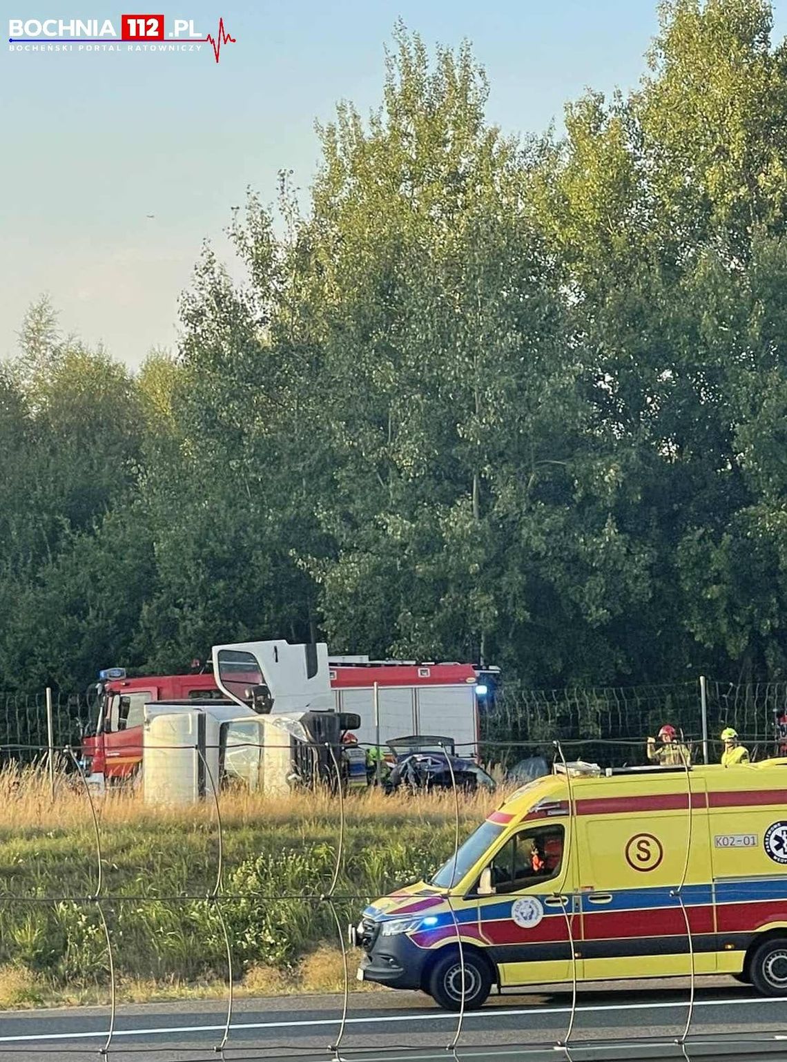 Samochody po zderzeniu na A4 znalazły się na drodze serwisowej. Jedna osoba poszkodowana