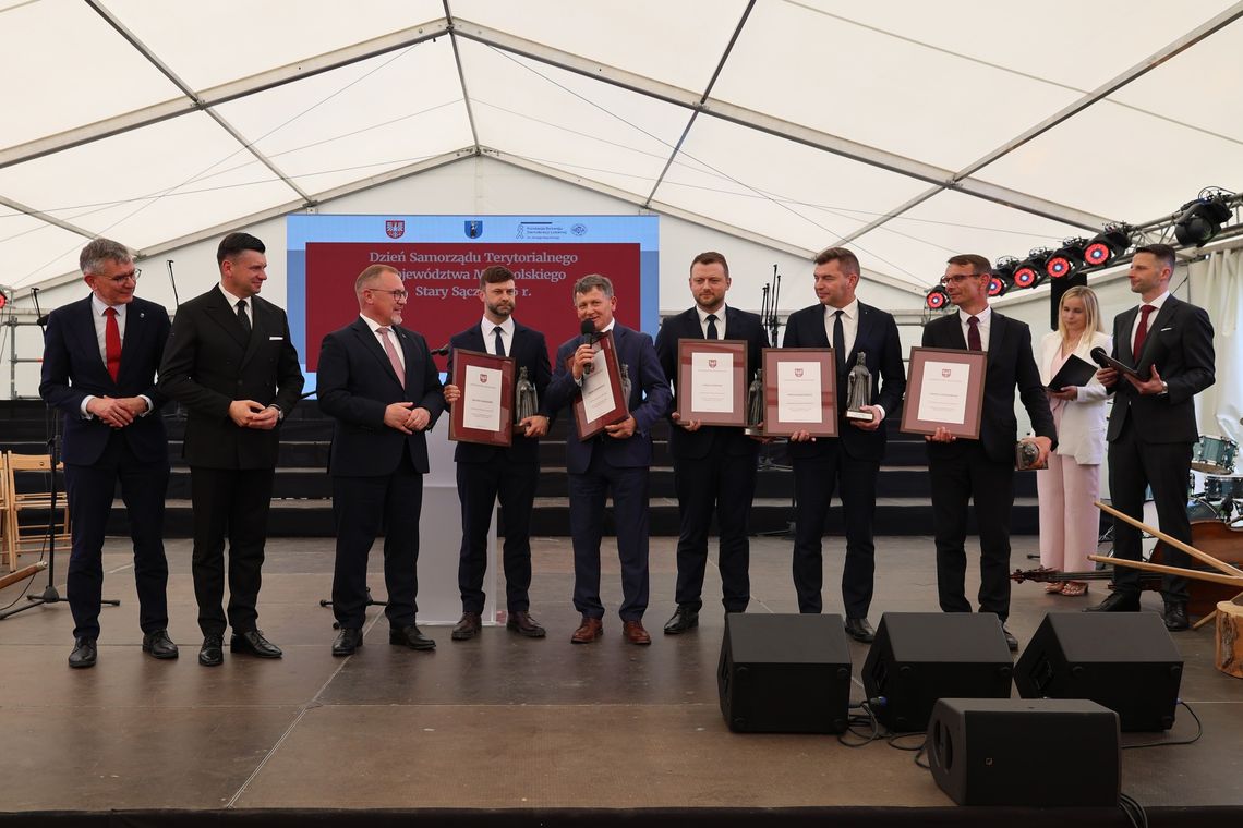 Samorządowcy z całej Małopolski spotkali się w Starym Sączu. Wręczono statuetki św. Kingi dla gmin z najwyższą liczbą urodzeń, wśród wyróżnionych gmina Iwkowa Samorządowcy z całej Małopolski spotkali się w Starym Sączu. Wręczono statuetki św. Kingi dla gmin z najwyższą liczbą urodzeń, wśród wyróżnionych gmina Iwkowa