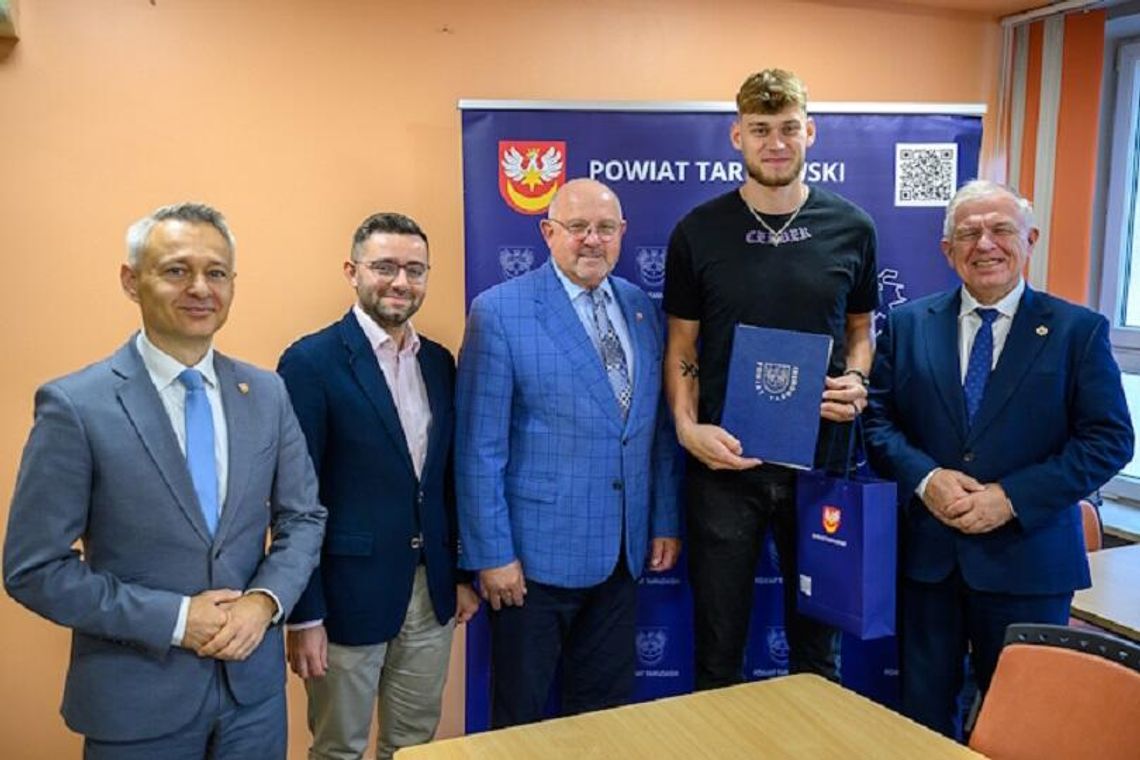 Siatkarski mistrz z Tuchowa z nagrodą Starosty Tarnowskiego