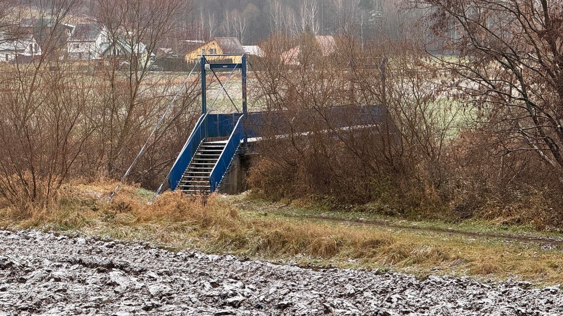 Siedliska. Mężczyzna spadł z kładki nad rzeką Biała