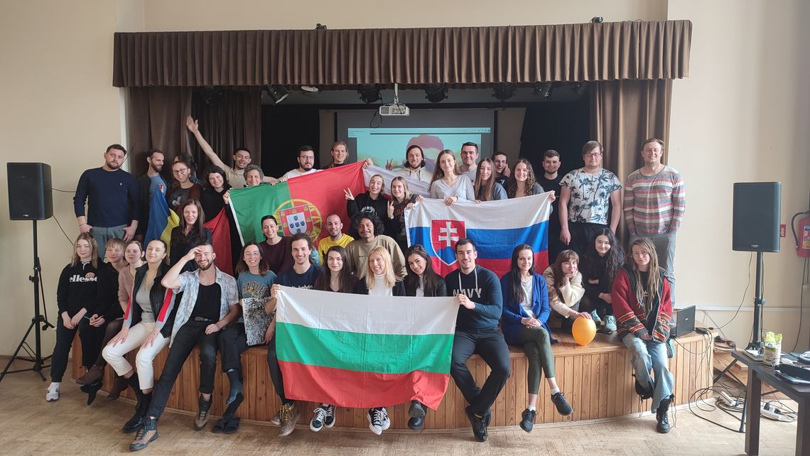 Siła fotografii. Młodzież z siedmiu krajów wzięła udział w wymianie młodzieży w Wierzchosławicach
