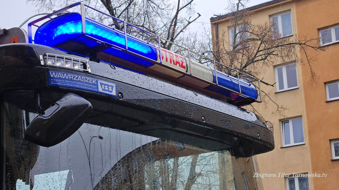 Silny wiatr uszkodził halę w Tarnowie. Strażacy zabezpieczali konstrukcję