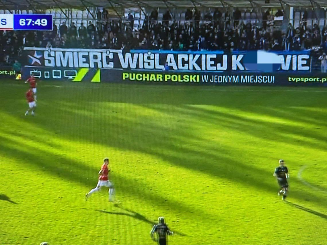 Skandaliczy transparent kibiców Hutnika. Żenada na Suchych Stawach! Skandaliczy transparent kibiców Hutnika. Żenada na Suchych Stawach!