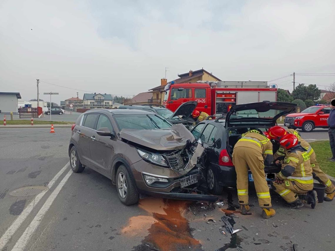 Służby interweniowały po zderzeniu trzech samochodów w Dąbrowie Tarnowskiej