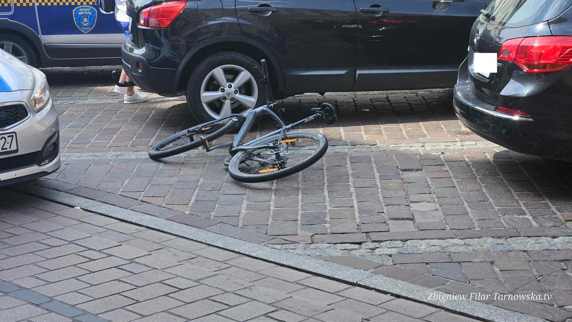 Służby interweniowały w centrum Tarnowa. Nieprzytomny rowerzysta leżał na jezdni