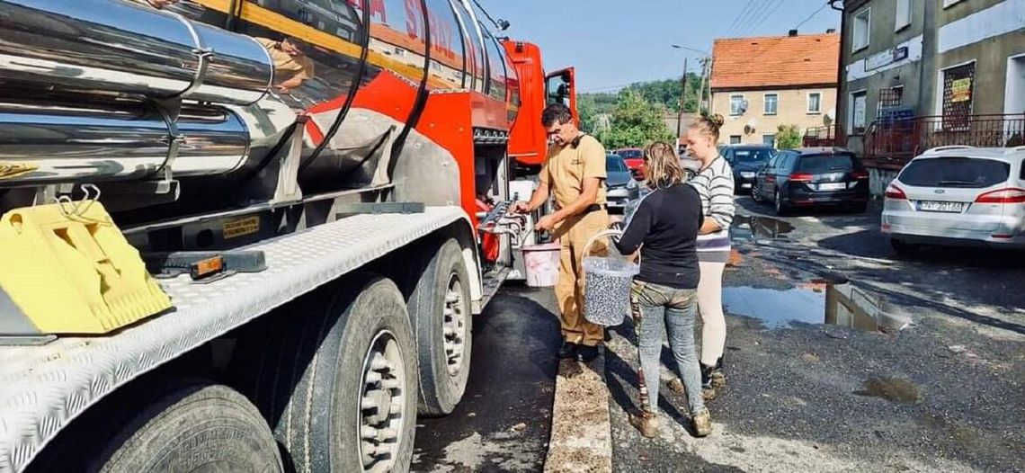 Służby z Małopolski na pomoc powodzianom. Z Tarnowa pojechała cysterna z wodą pitną