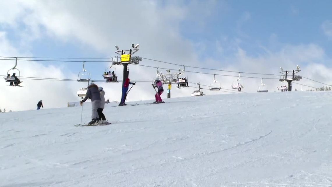 "Śnieg jest świeży, warunki są idealne". Stoki narciarskie otwarte w reżimie sanitarnym