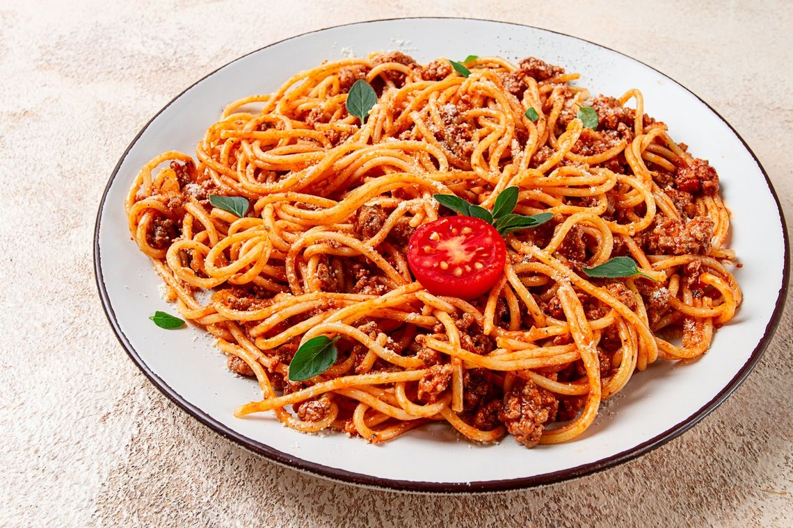 Spaghetti bolognese – włoski klasyk w nowoczesnym wydaniu Spaghetti bolognese – włoski klasyk w nowoczesnym wydaniu