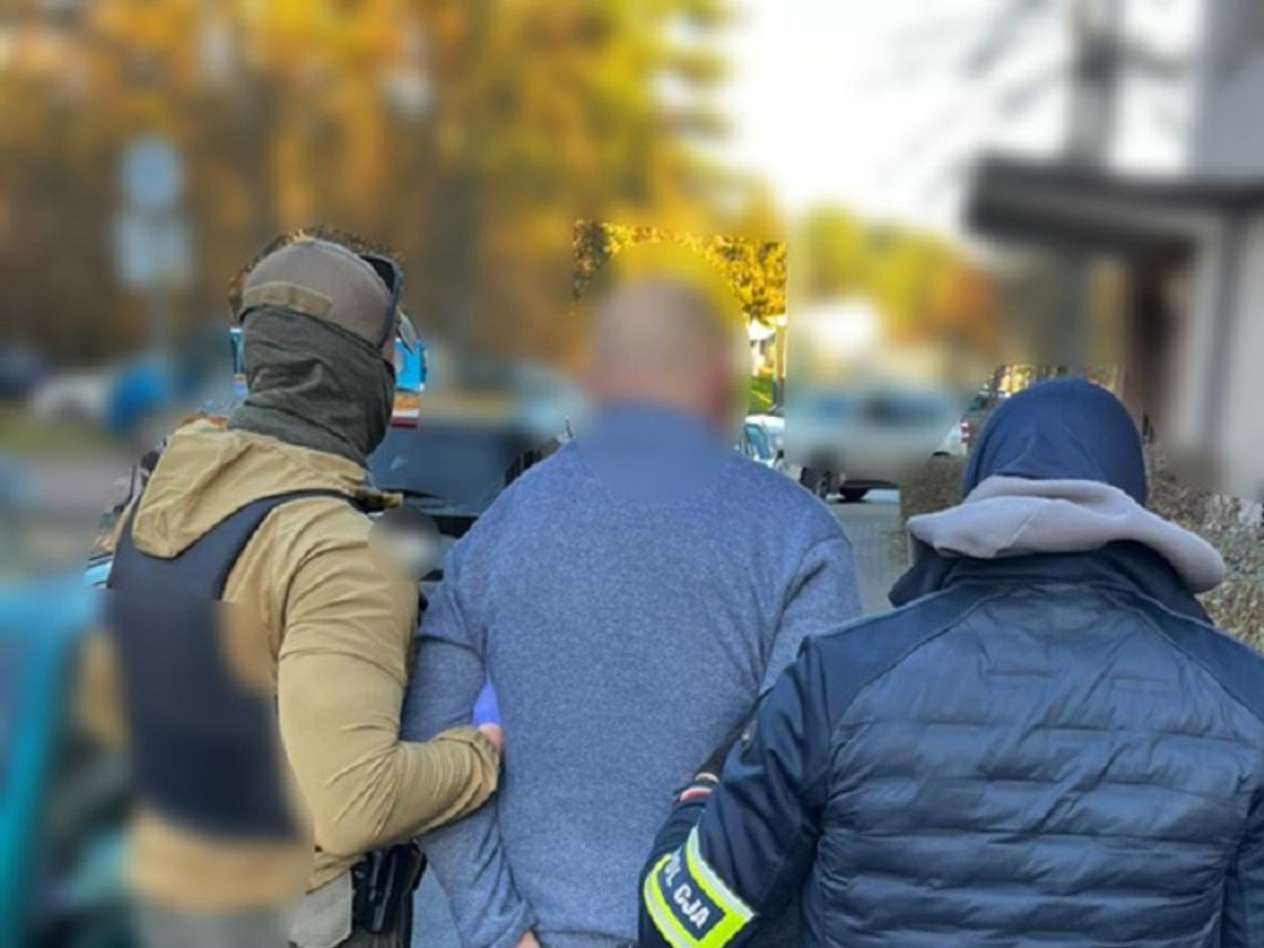 Spędził na wolności 20 dni – policjanci zatrzymali 59-latka, który gwałcił, napadał i wymuszał haracze