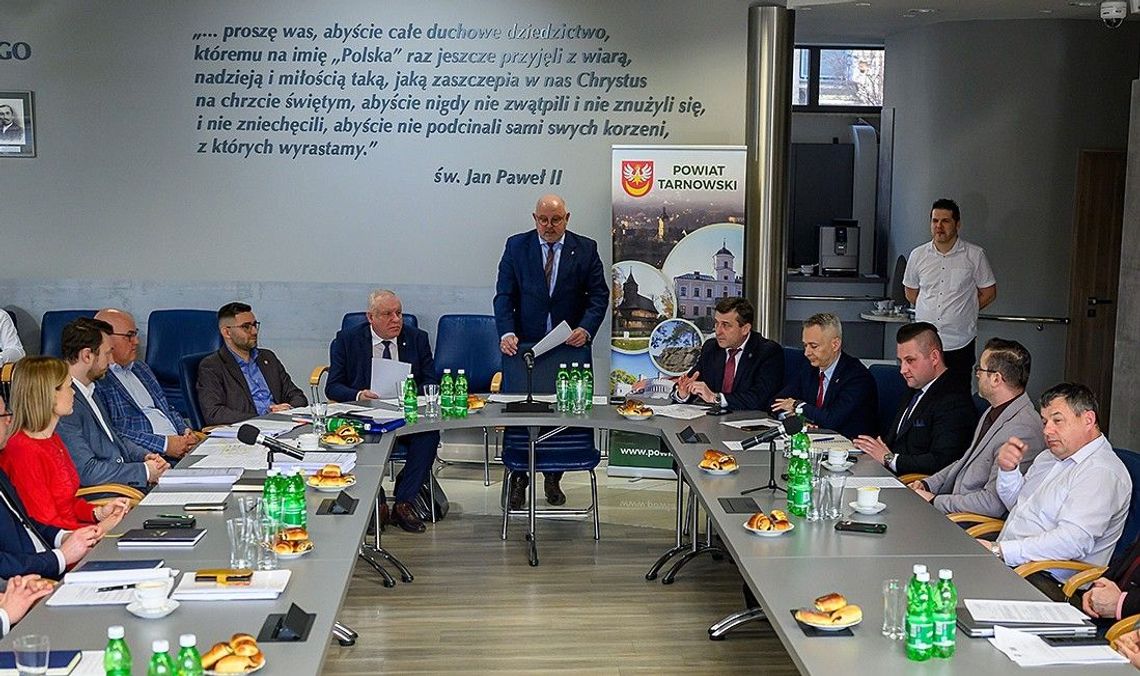 Spotkali się by rozmawiać o przebudowie drogi Lubaszowa-Siepietnica