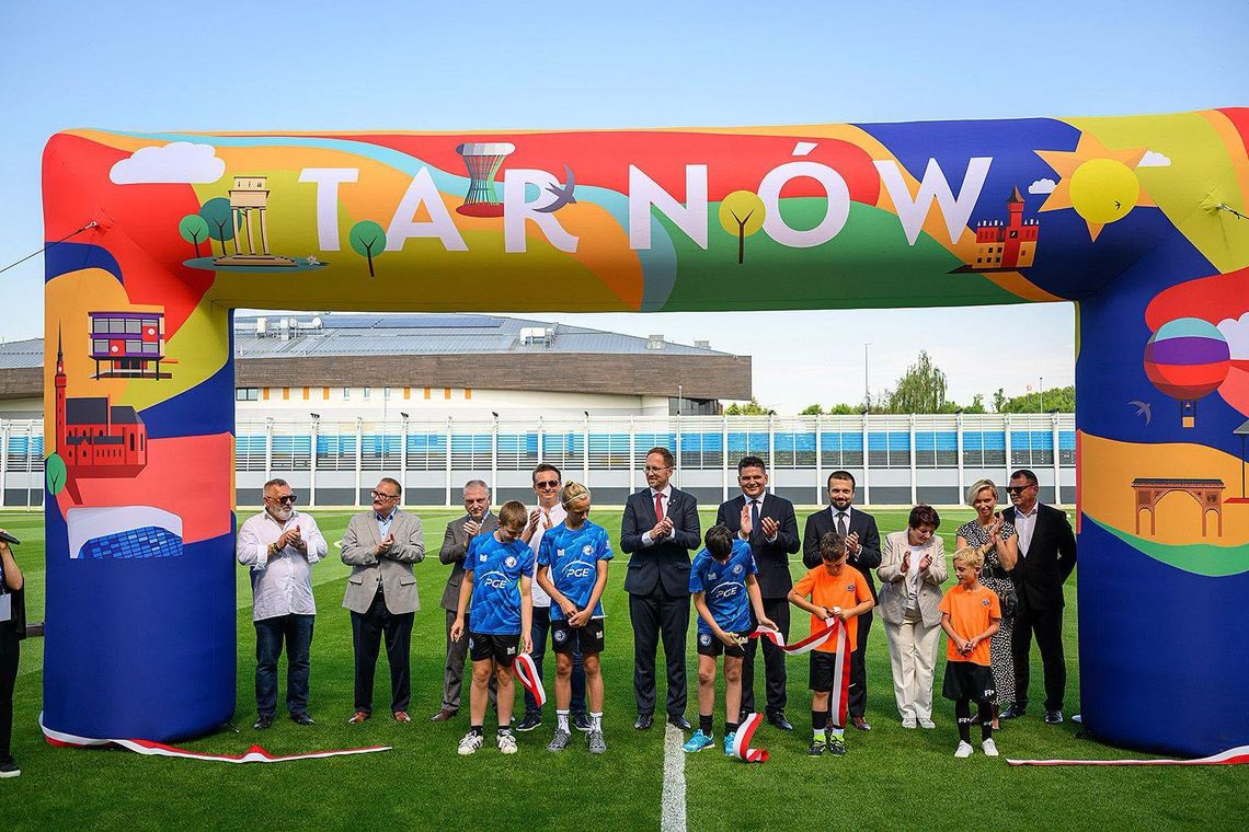 Stadion piłkarski w Mościcach oficjalnie otwarty. „Jaskółki” wróciły do domu Stadion piłkarski w Mościcach oficjalnie otwarty. „Jaskółki” wróciły do domu