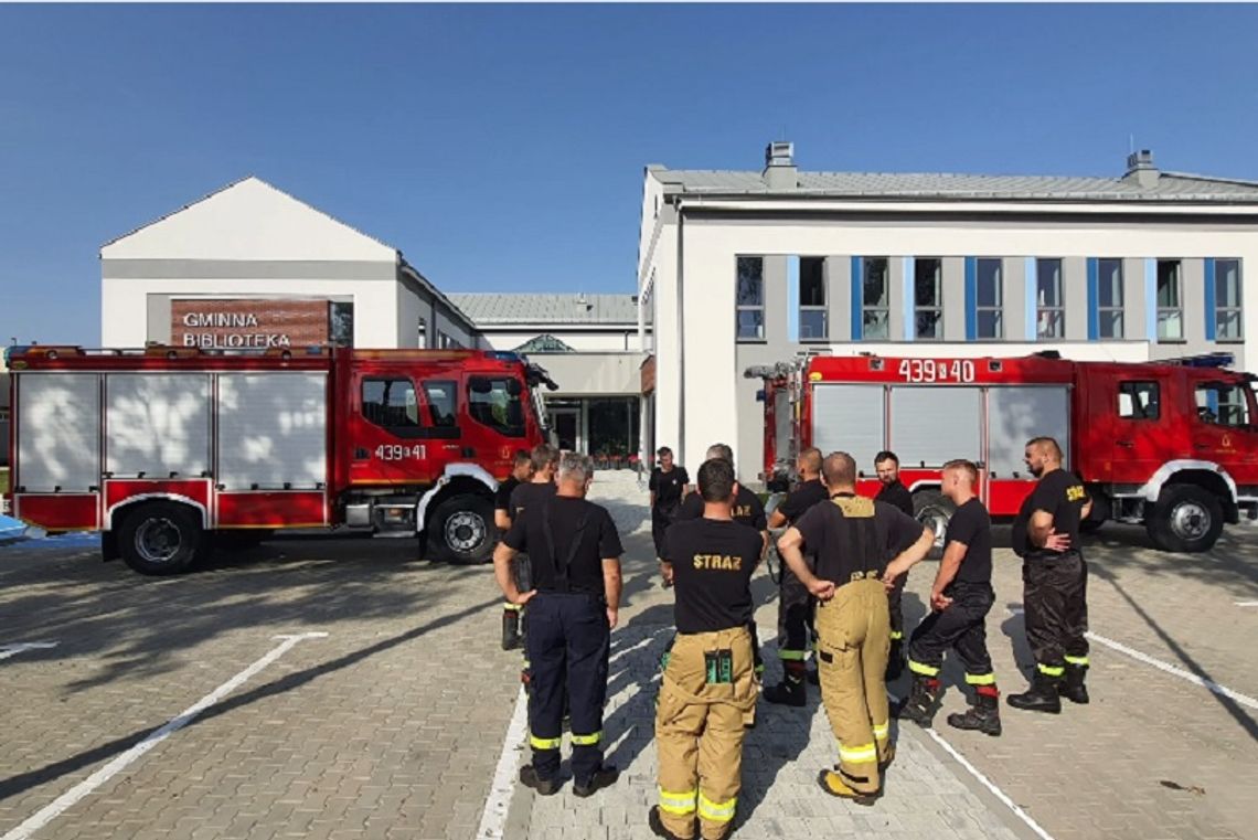 Strażacy zapoznali się z budynkami biblioteki w SCKiB w Szczucinie