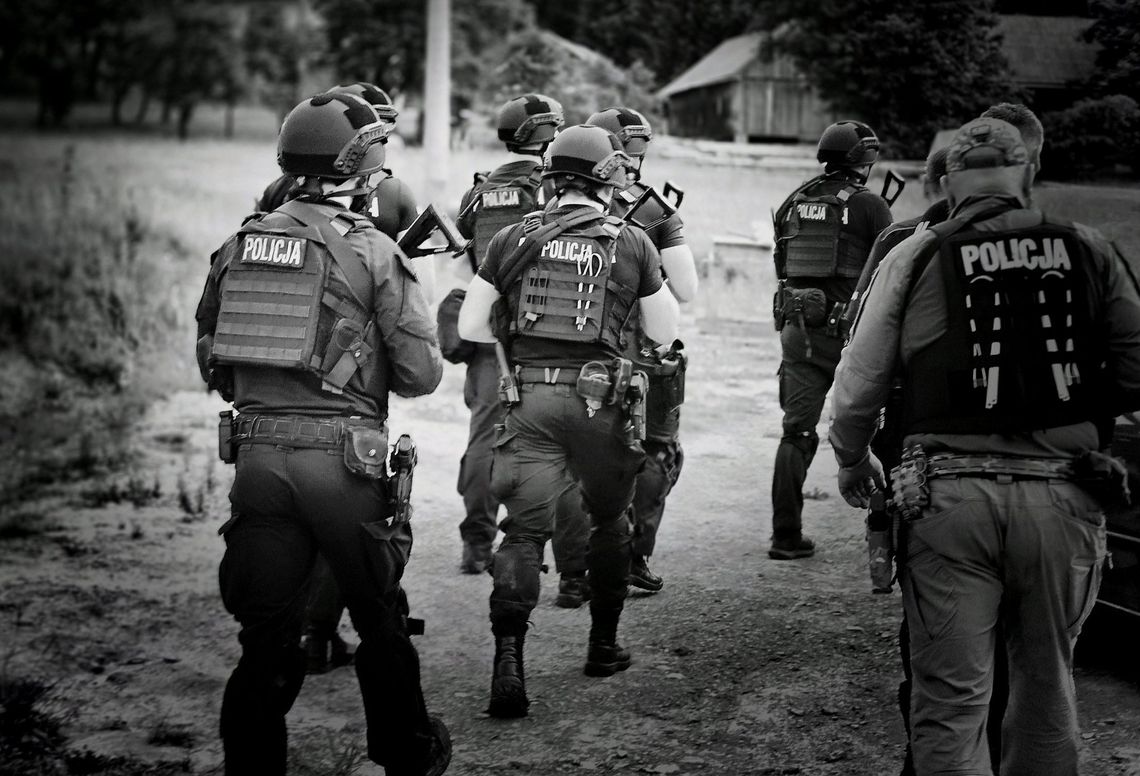 Strzały w pobliżu domu gdzie doszło do morderstwa w Starej Wsi. Policjanci na tropie mordercy