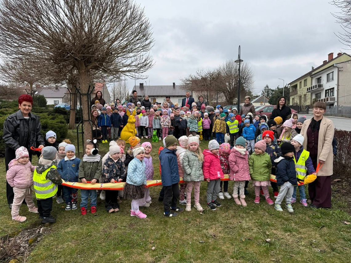 Świąteczna atmosfera na rynku w Ryglicach. Przedszkolaki stworzyły kolorową przestrzeń pełną radości