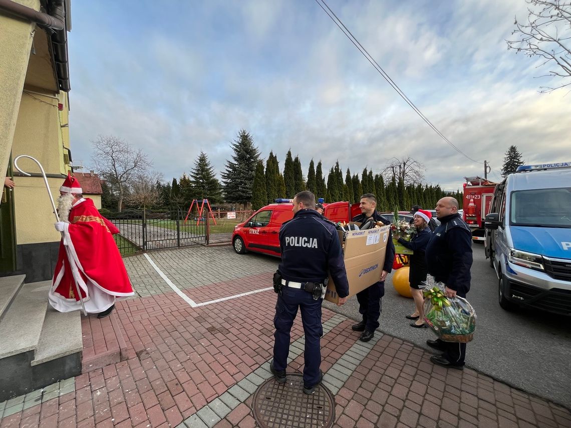 Święty Mikołaj w asyście policjantów i strażaków z wizytą u podopiecznych Domu Pomocy Społecznej Święty Mikołaj w asyście policjantów i strażaków z wizytą u podopiecznych Domu Pomocy Społecznej