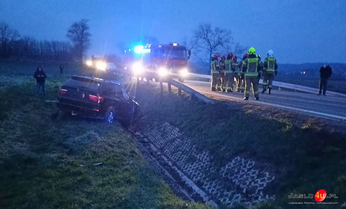 Szebnie: BMW w rowie po niebezpiecznym manewrze wyprzedzania. Dwie osoby w szpitalu