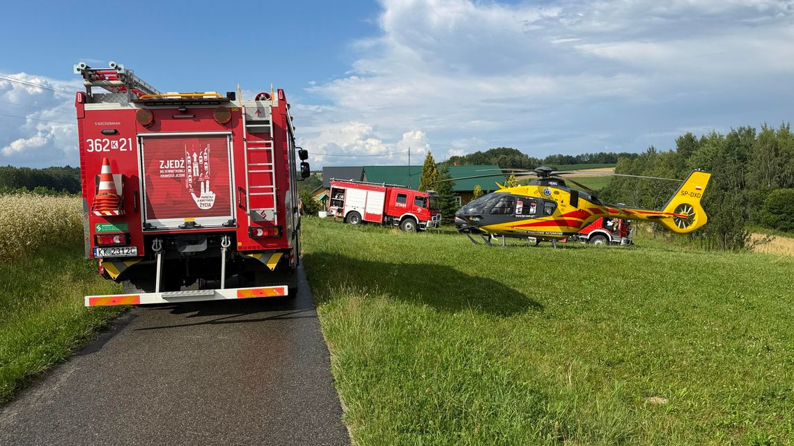 Szerzyny. Nieprzytomny kierowca quada. Na miejscu lądował śmigłowiec LPR, droga zablokowana Szerzyny. Nieprzytomny kierowca quada. Na miejscu lądował śmigłowiec LPR, droga zablokowana
