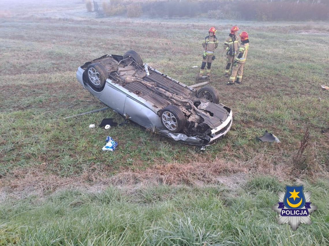 Tajemnicze dachowanie pod Zakliczynem! Kierowca odnaleziony na pobliskiej posesji. Był pijany i miał uraz głowy