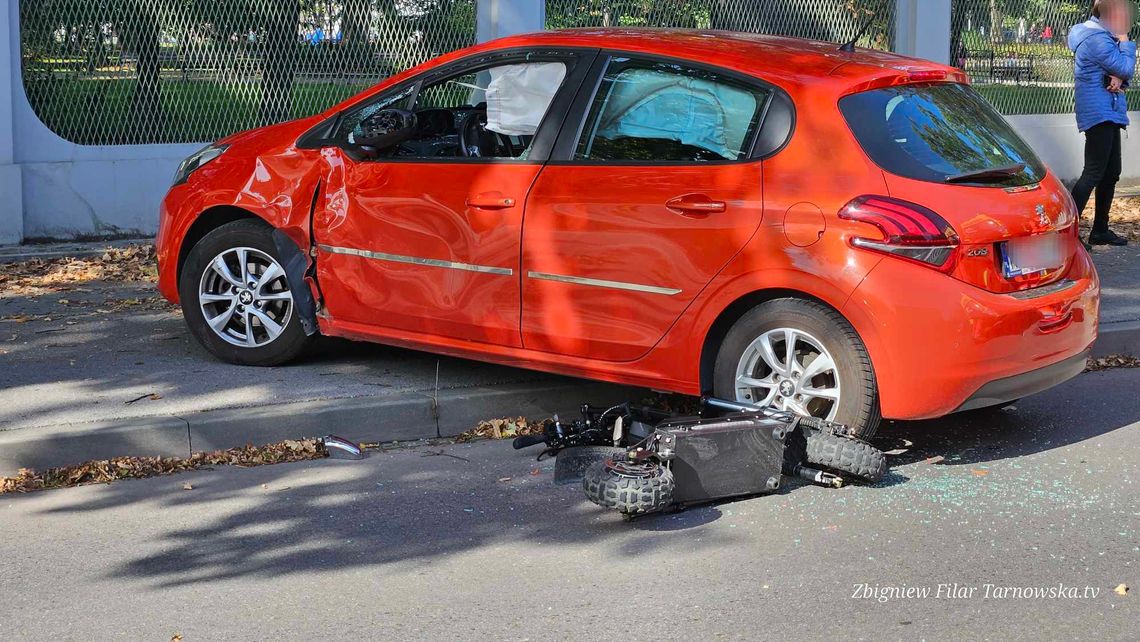 Tarnów. 16-latek jadąc hulajnogą elektryczną zderzył się z peugeotem