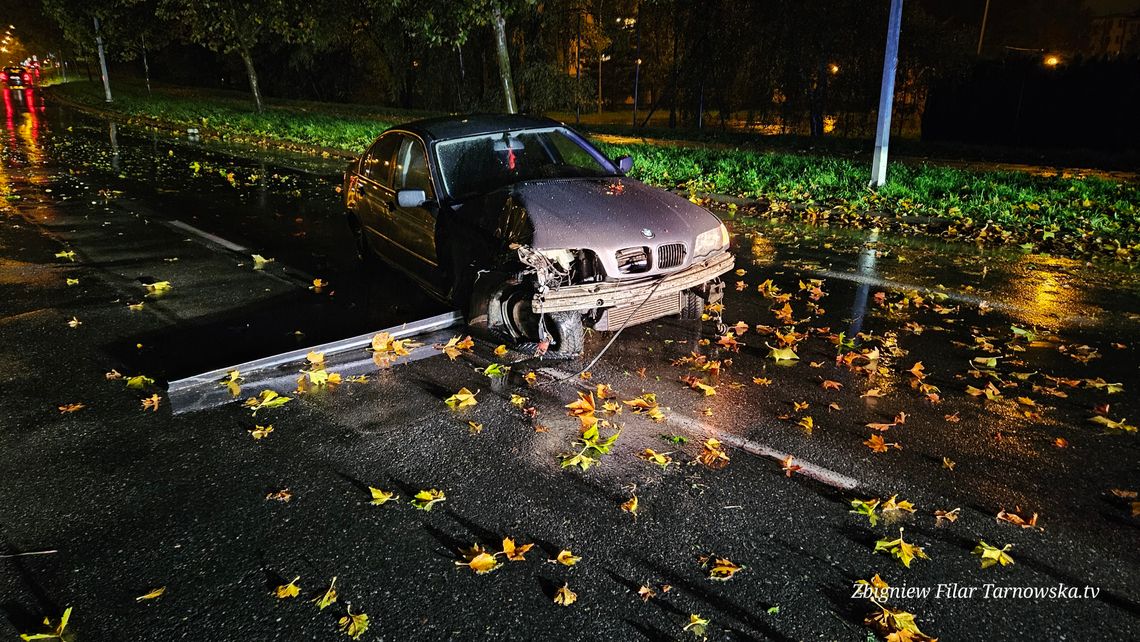 Tarnów. BMW blokowało dwa pasy ruchu na Starodąbrowskiej wcześniej skosiło latarnie